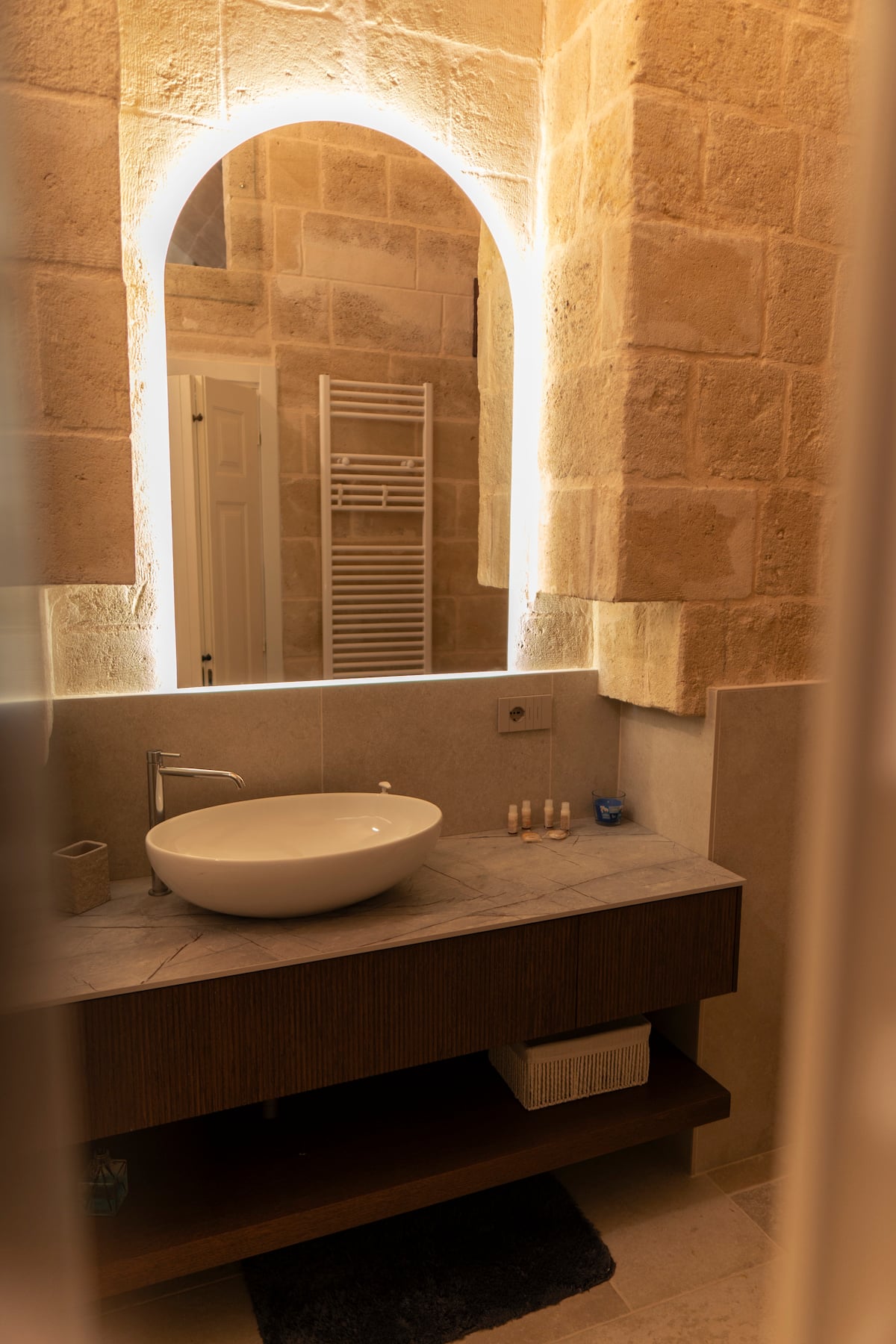 Bagno con specchio ad arco retroilluminato della Harmonia Suite — foto 2