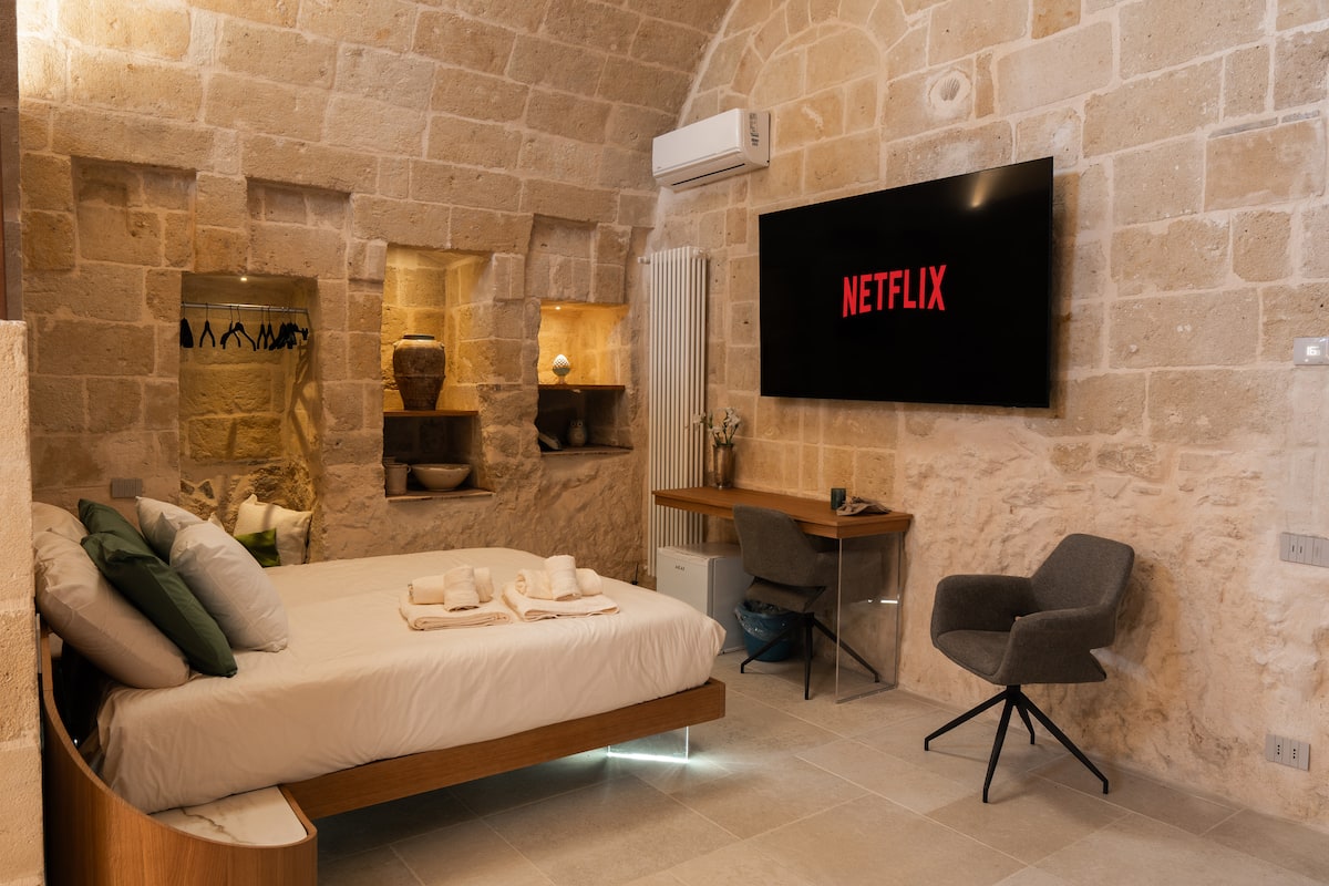 Camera della Icaro Suite con volta in tufo e letto king size — foto 1