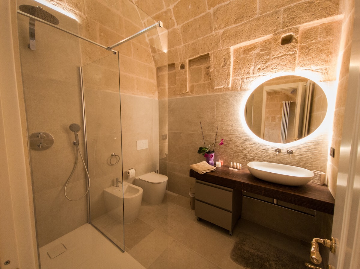 Bagno con doccia walk-in e specchio retroilluminato della Icaro Suite — foto 1