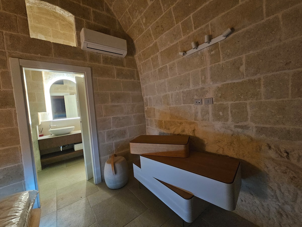 Camera della Harmonia Suite con volta in tufo e letto sospeso — foto 5