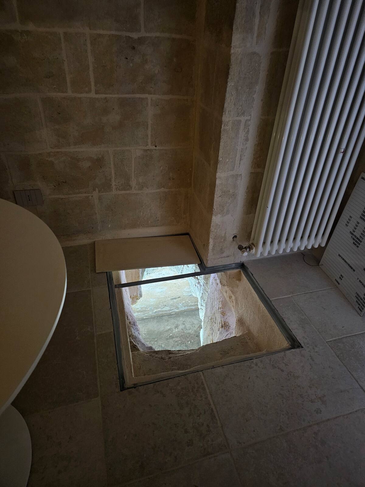 Camera della Eris Suite con letto in alcova sotto l'arco in tufo — foto 11