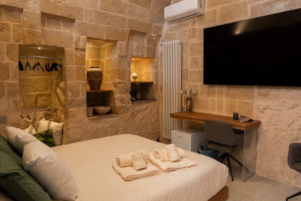 Camera della Icaro Suite con volta in tufo e letto king size — foto 4