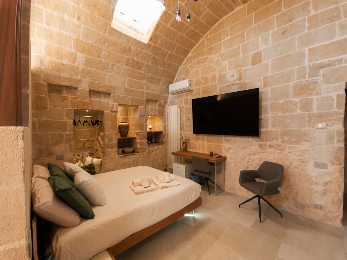 Camera della Icaro Suite con volta in tufo e letto king size — foto 2
