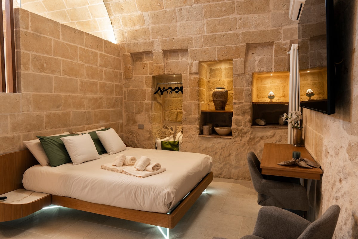 Camera della Icaro Suite con volta in tufo e letto king size — foto 3