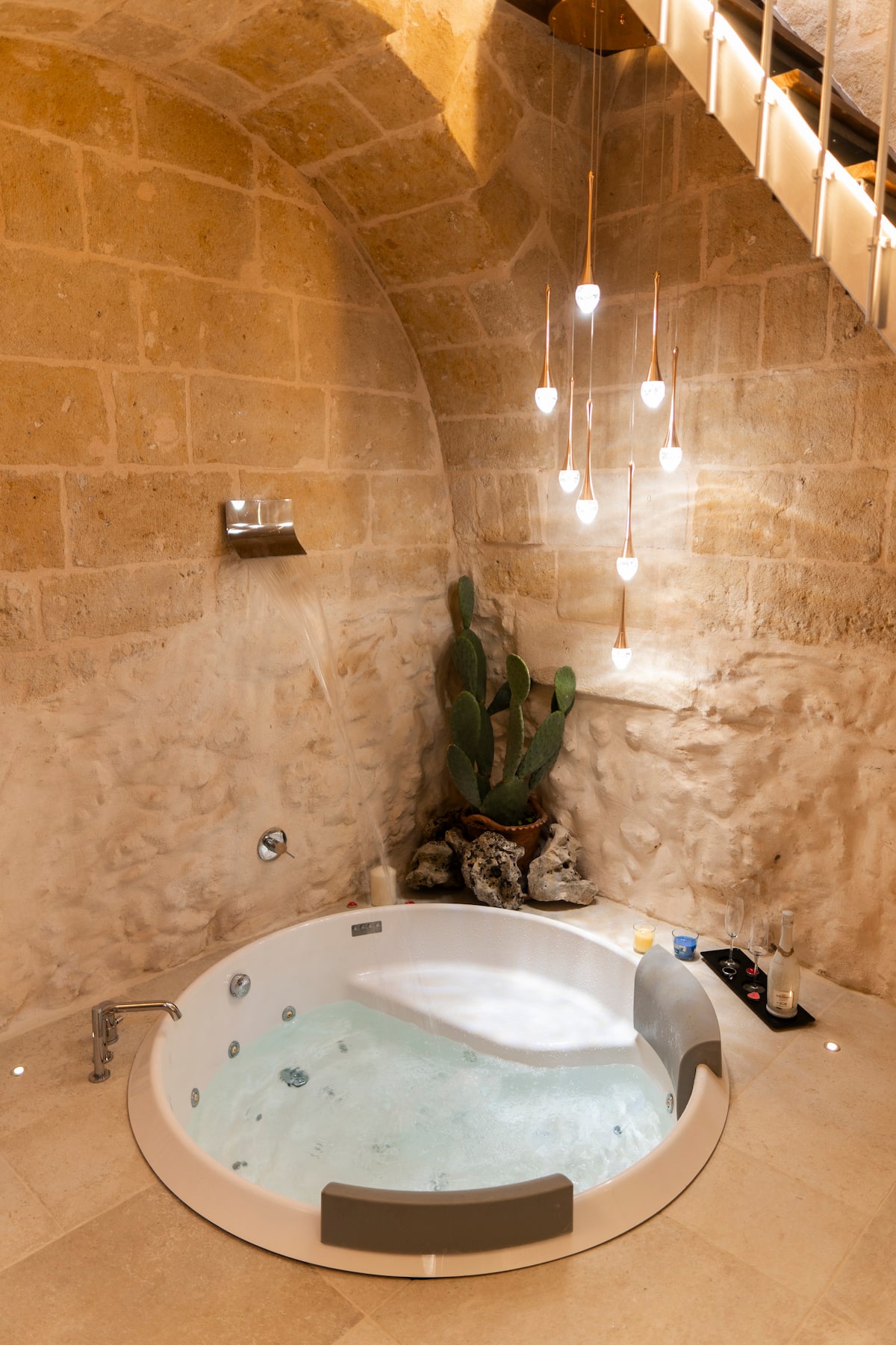 Jacuzzi circolare per due della Icaro Suite — foto 3