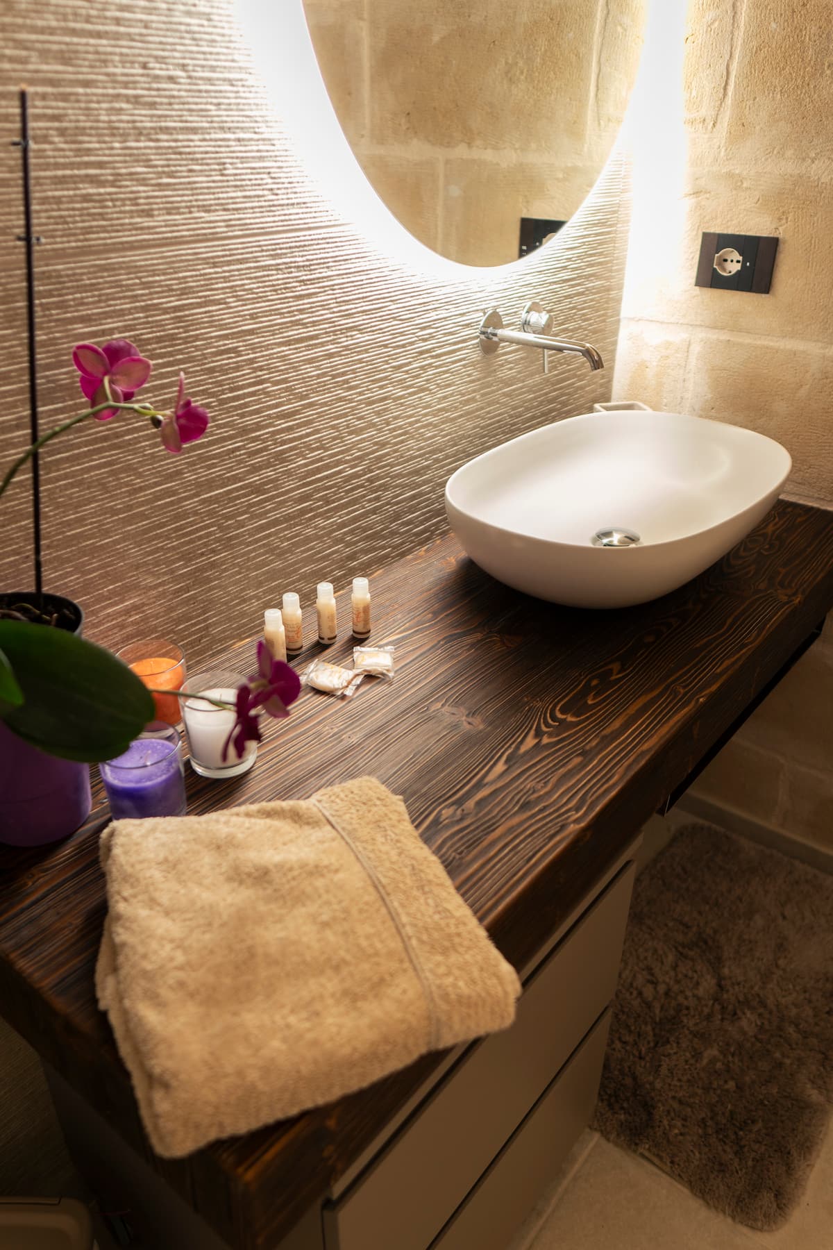 Bagno con doccia walk-in e specchio retroilluminato della Icaro Suite — foto 3