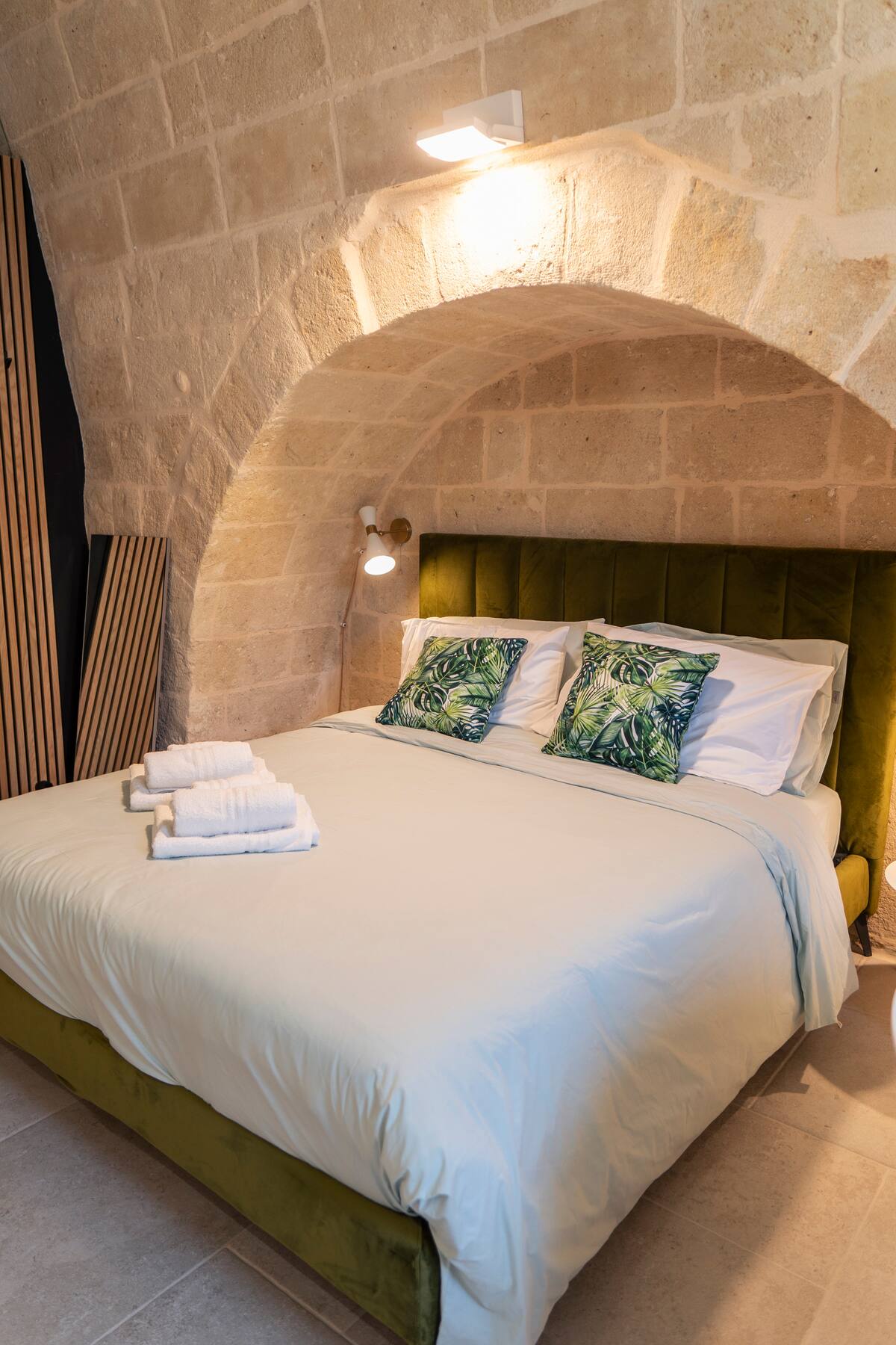 Camera della Eris Suite con letto in alcova sotto l'arco in tufo — foto 2