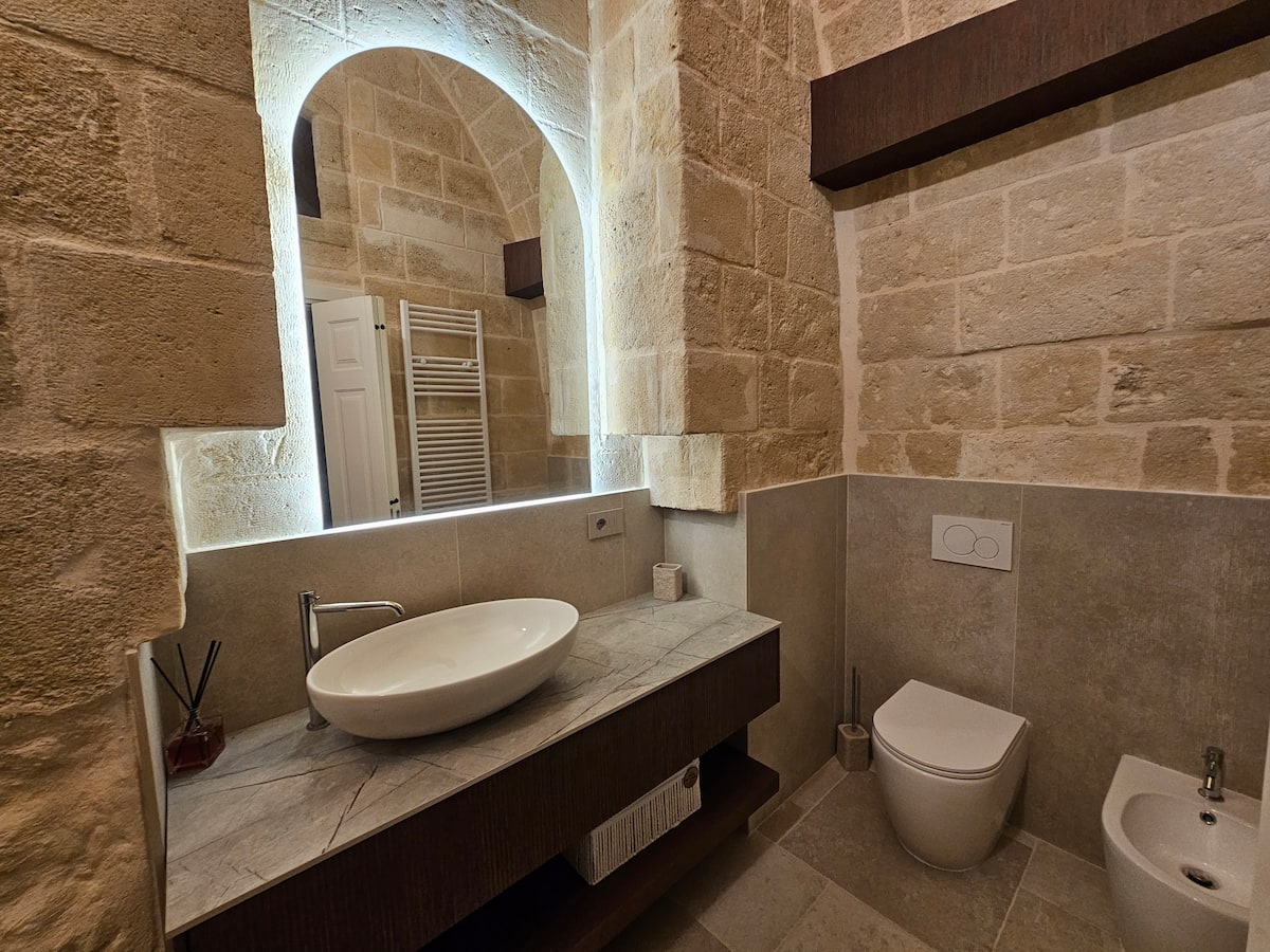Bagno con specchio ad arco retroilluminato della Harmonia Suite — foto 1