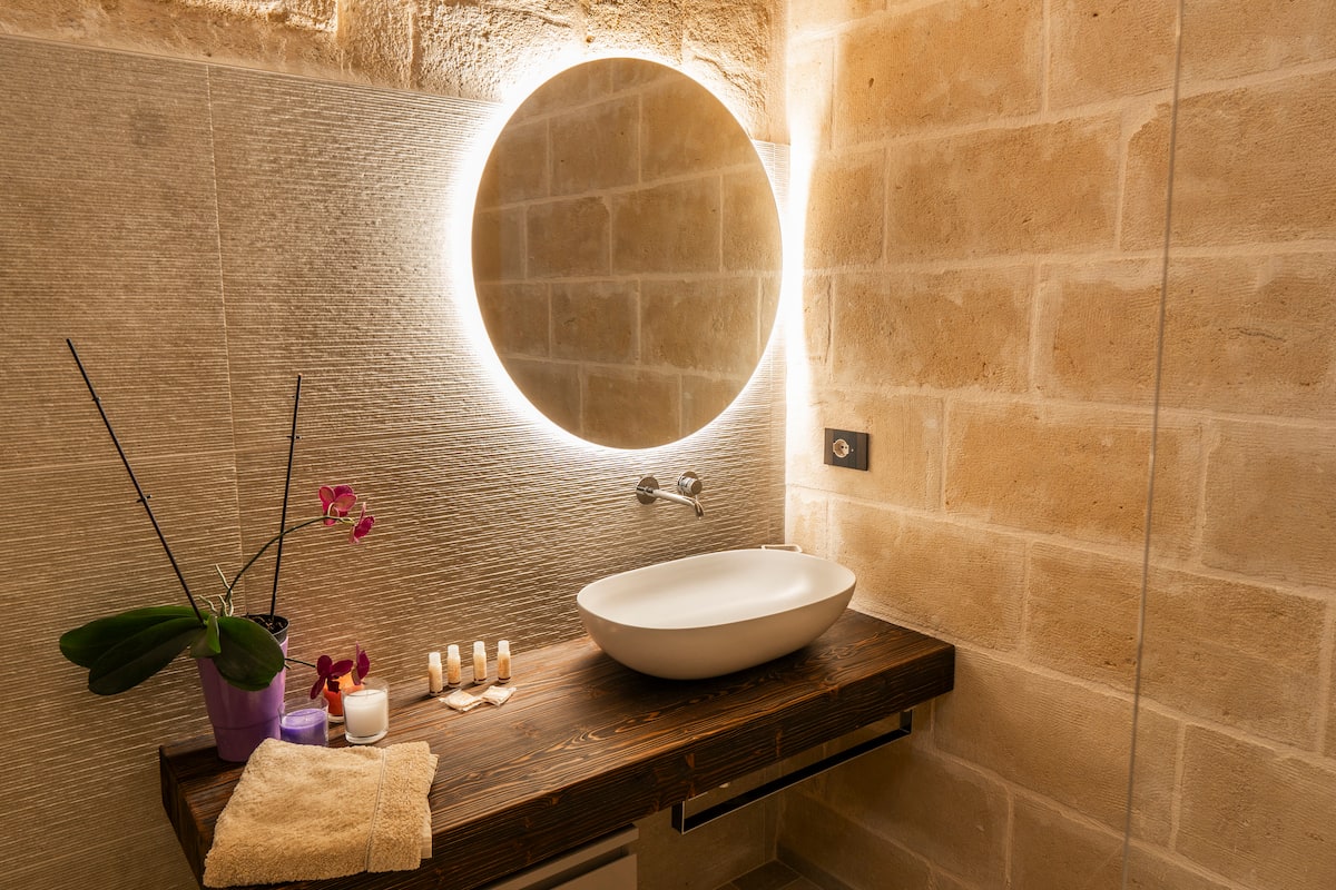 Bagno con doccia walk-in e specchio retroilluminato della Icaro Suite — foto 2