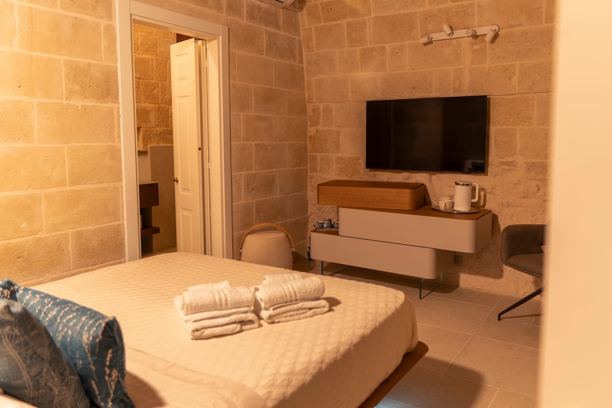 Camera della Harmonia Suite con volta in tufo e letto sospeso — foto 2