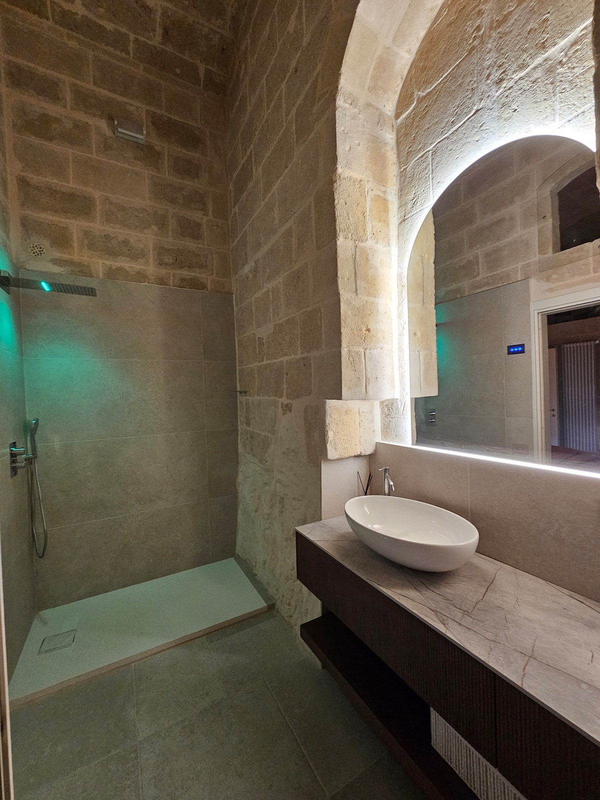 Bagno con specchio ad arco retroilluminato della Harmonia Suite — foto 3