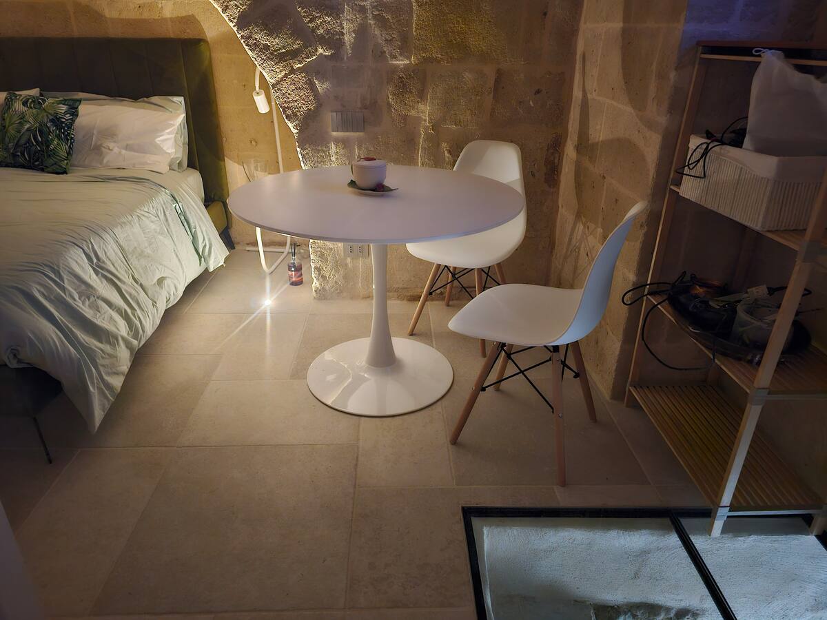 Camera della Eris Suite con letto in alcova sotto l'arco in tufo — foto 9
