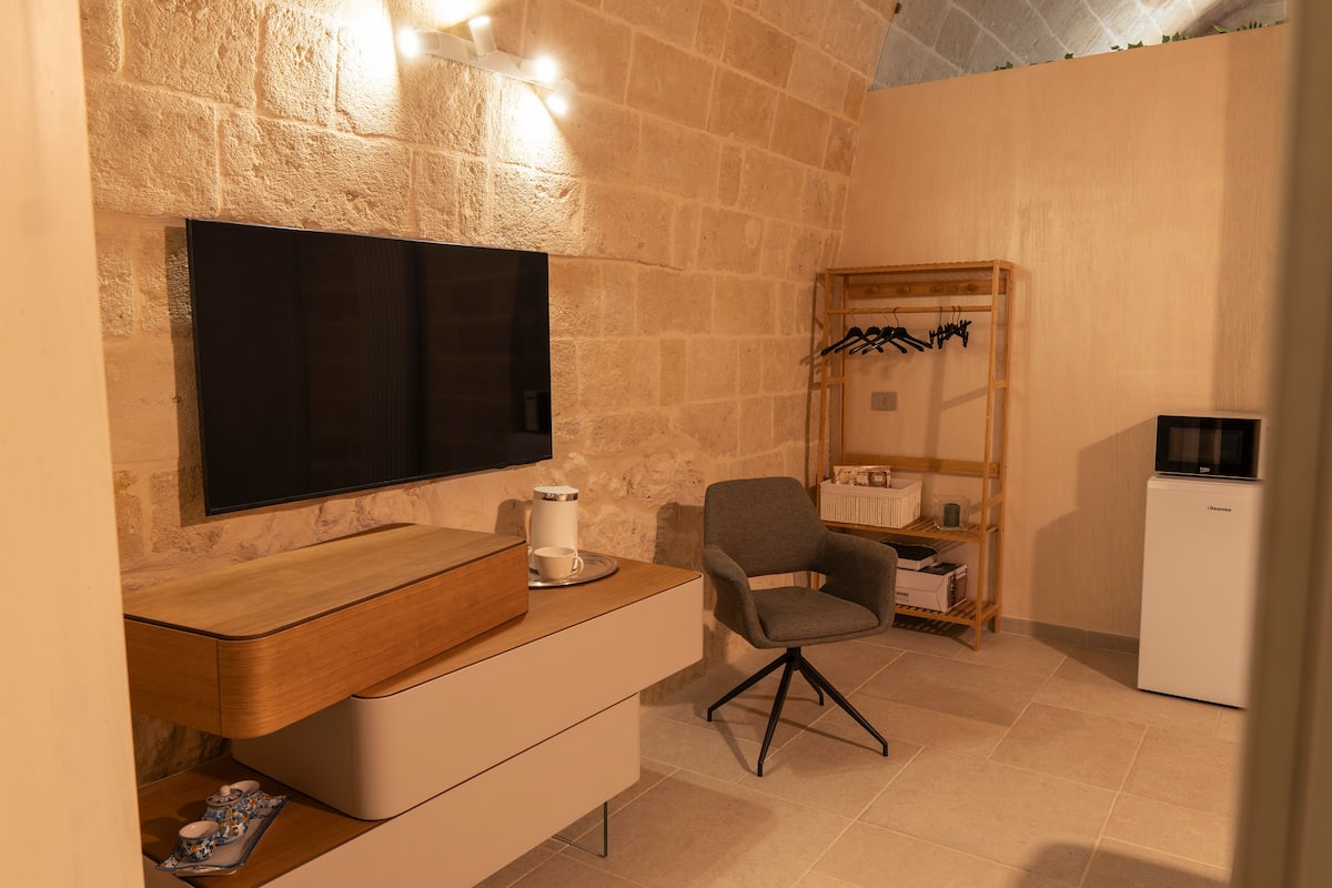 Camera della Harmonia Suite con volta in tufo e letto sospeso — foto 3