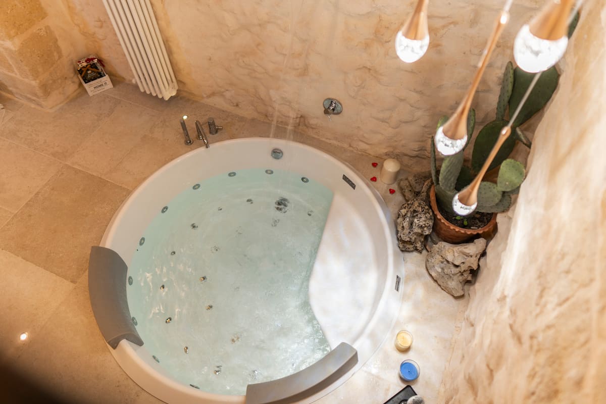 Jacuzzi circolare per due della Icaro Suite — foto 4