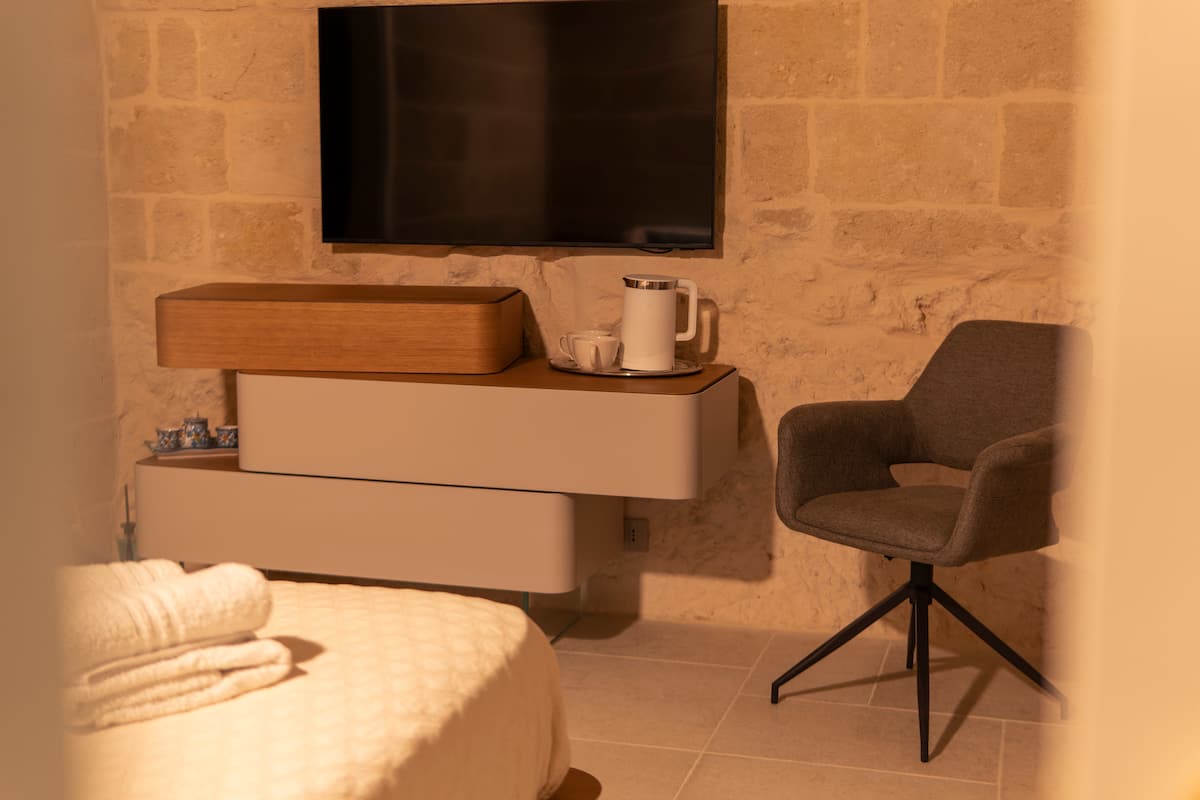 Camera della Harmonia Suite con volta in tufo e letto sospeso — foto 4